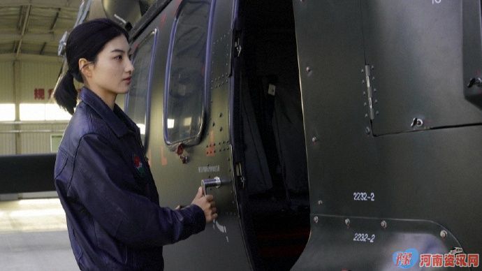 “00后”陆航女飞行员驾驶直升机太飒了