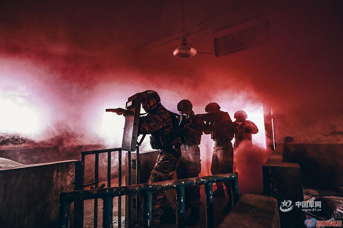 解放军狙击手奇特演练曝光 “大埋活人”场面恐怖..