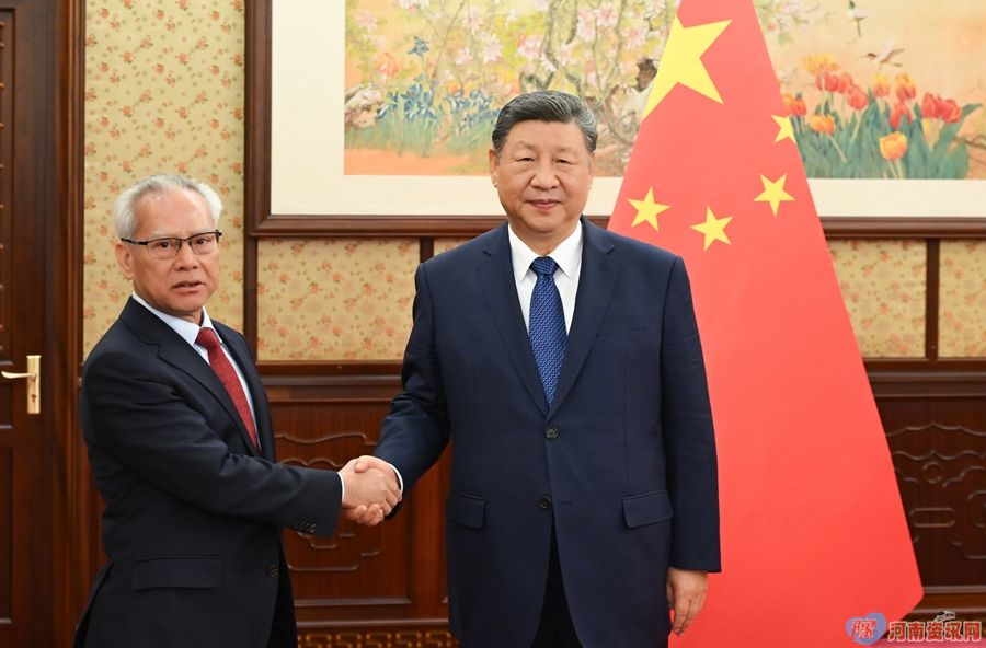 习近平听取岑浩辉述职报告